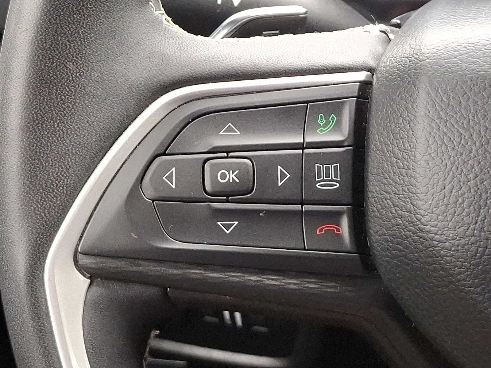 Used 2023 Jeep Grand Cherokee Laredo w/ Luxury Tech Group I AWD/4WD image 21