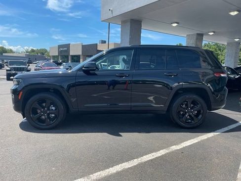 Used 2023 Jeep Grand Cherokee Limited w/ Black Appearance Package AWD/4WD image 8