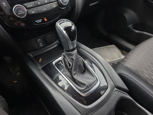 Used 2017 Nissan Rogue SV AWD/4WD image 35