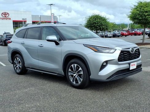 Used 2023 Toyota Highlander XLE FWD image 2