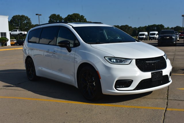 Used 2025 Chrysler Pacifica Limited FWD image 3