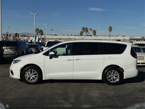 Used 2023 Chrysler Pacifica Touring-L image 8