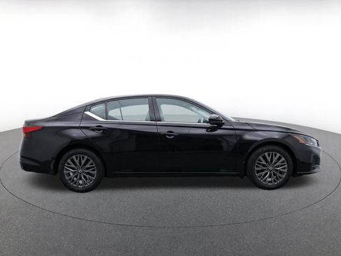 Used 2025 Nissan Altima 2.5 SV FWD image 10