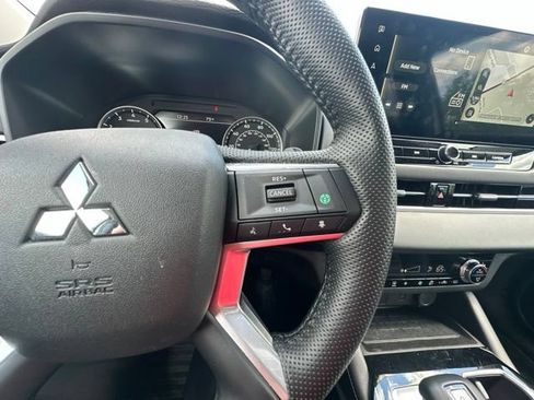Used 2025 Mitsubishi Outlander SE AWD/4WD image 23