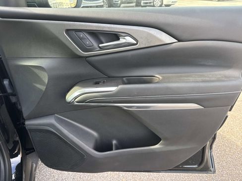 Used 2025 Chevrolet Traverse LT image 15