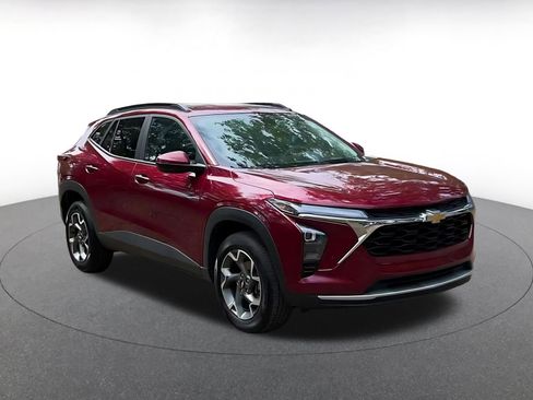 Used 2025 Chevrolet Trax LT image 2