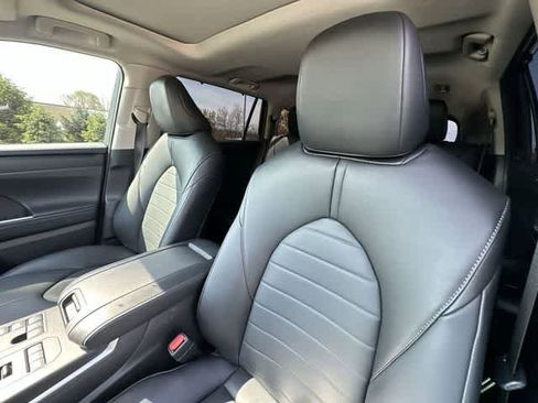 Used 2024 Toyota Highlander XLE AWD/4WD image 16