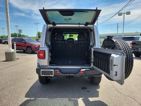 Used 2019 Jeep Wrangler Unlimited Sahara AWD/4WD image 8