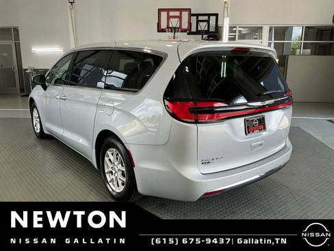 Used 2023 Chrysler Pacifica Touring-L FWD image 20