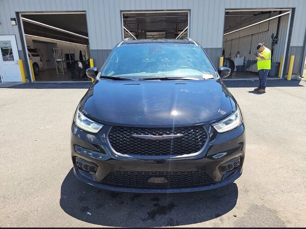 Used 2025 Chrysler Pacifica Select w/ Fav Edition Package FWD image 2