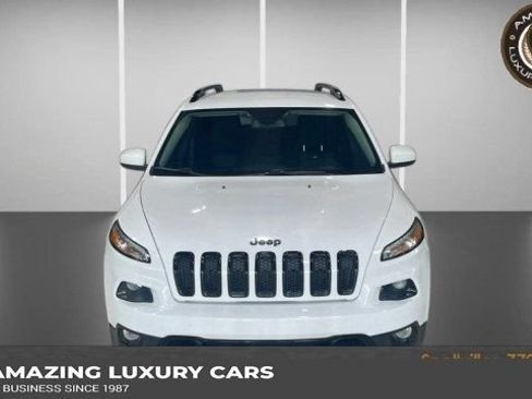 Used 2018 Jeep Cherokee Latitude w/ Altitude Package FWD image 1