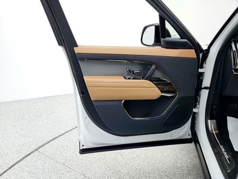 Certified 2025 Land Rover Range Rover Sport SE image 24