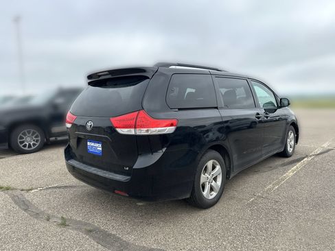 Used 2014 Toyota Sienna LE FWD image 3