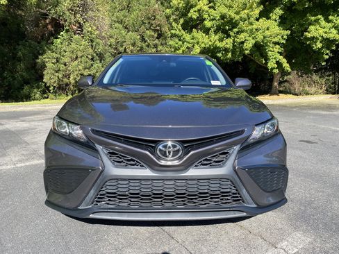 Used 2021 Toyota Camry SE FWD image 3