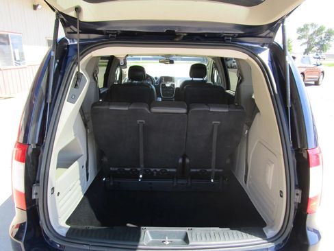 Used 2014 Chrysler Town & Country Touring FWD image 10