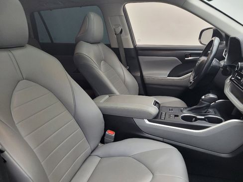Used 2020 Toyota Highlander XLE image 21