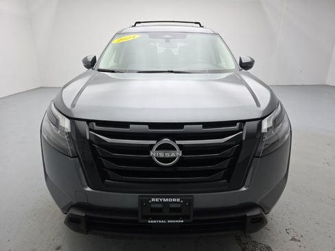 Used 2023 Nissan Pathfinder SV w/ Black Appearance Package image 4