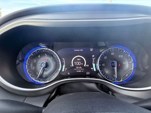 Used 2024 Chrysler Pacifica Touring-L image 11