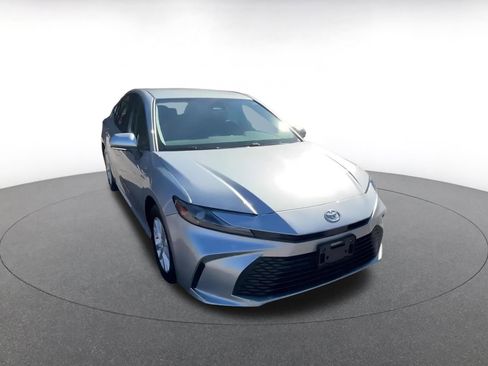 Used 2025 Toyota Camry LE image 5
