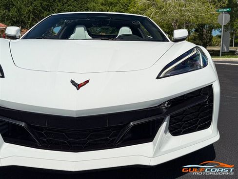 Used 2025 Chevrolet Corvette Z06 RWD image 3