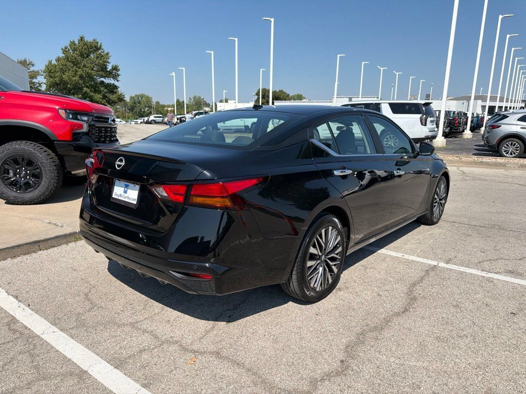 Used 2025 Nissan Altima 2.5 SV FWD image 3