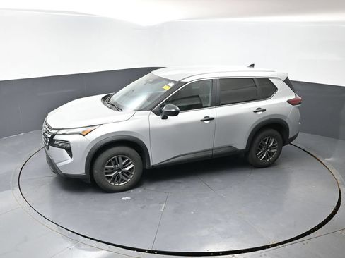 Used 2024 Nissan Rogue S FWD image 18