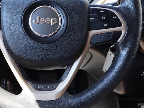 Used 2018 Jeep Cherokee Latitude FWD image 52