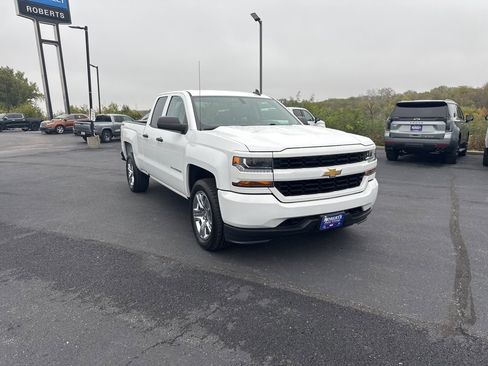 Used 2018 Chevrolet Silverado 1500 Custom w/ Custom Value Package image 3