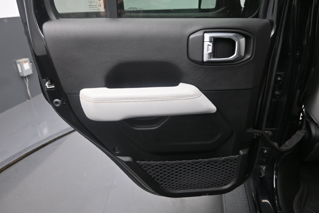 Used 2023 Jeep Gladiator Overland AWD/4WD image 15