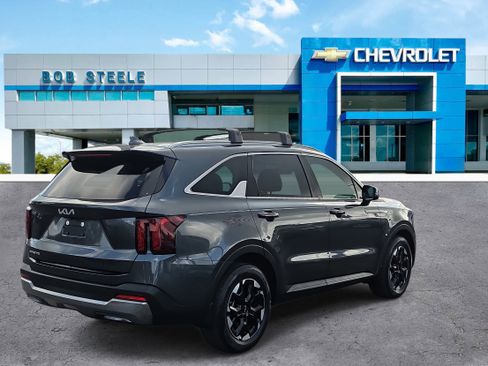 Used 2024 Kia Sorento S FWD image 4