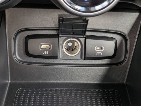 Certified 2025 Hyundai Venue SEL FWD image 25