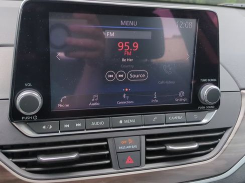Used 2024 Nissan Altima 2.5 SV FWD image 18