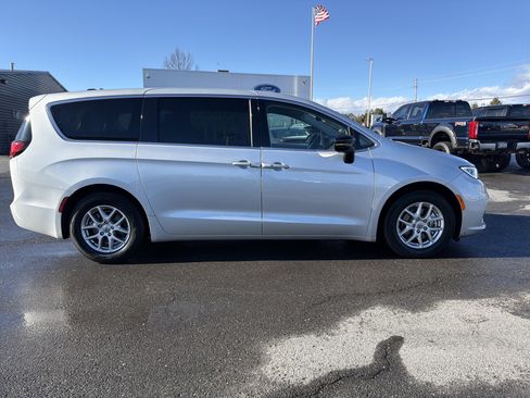 Used 2024 Chrysler Pacifica Touring-L image 3