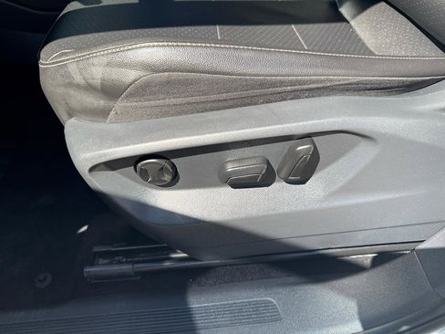 Used 2021 Volkswagen Tiguan SE image 11