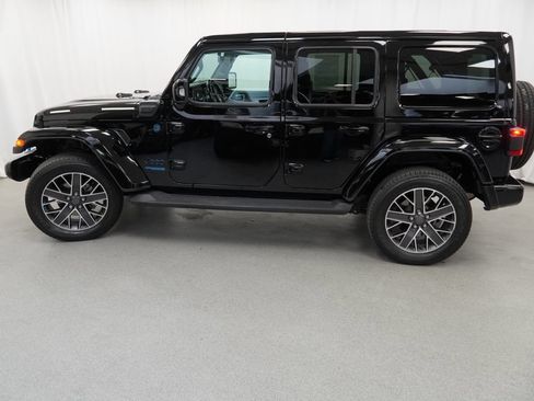 Used 2022 Jeep Wrangler Unlimited Sahara AWD/4WD image 14
