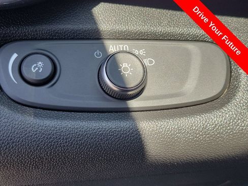 Used 2025 Chevrolet Trax LT FWD image 16