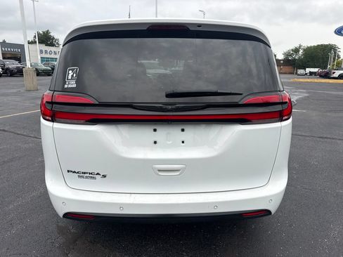 Used 2021 Chrysler Pacifica Touring-L w/ Uconnect Theater Family Group FWD image 8