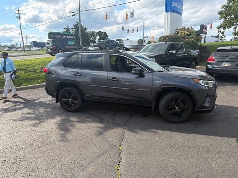 Used 2020 Toyota RAV4 XSE w/ XSE Grade Weather Package AWD/4WD image 16