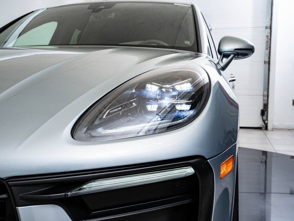 Certified 2025 Porsche Macan AWD/4WD image 15