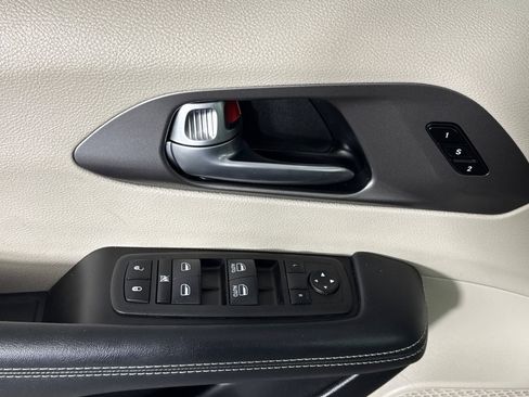 Used 2023 Chrysler Pacifica Touring-L FWD image 8