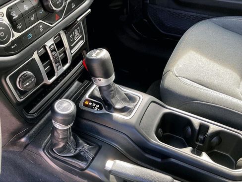 Used 2025 Jeep Wrangler Sahara image 17