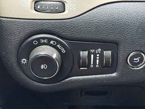 Used 2014 Jeep Cherokee Limited w/ Luxury Group AWD/4WD image 18