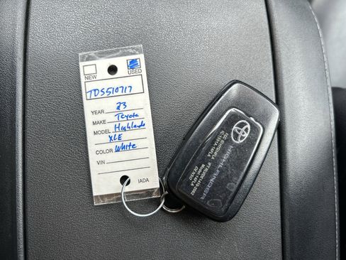 Certified 2023 Toyota Highlander XLE image 35