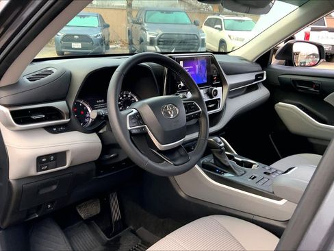 Used 2024 Toyota Highlander LE image 17