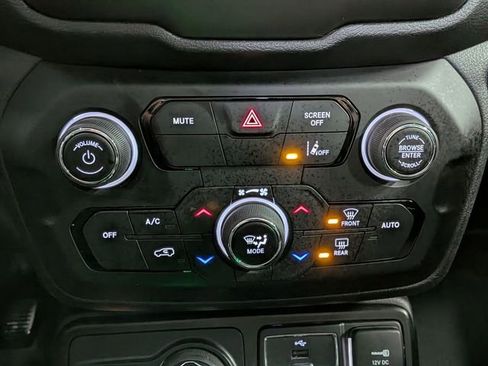 Used 2021 Jeep Renegade Limited image 21