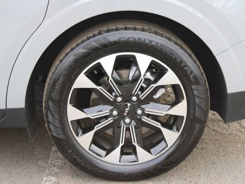 Used 2024 Kia Carnival EX image 8