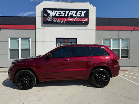 Used 2017 Jeep Grand Cherokee Altitude AWD/4WD image 3