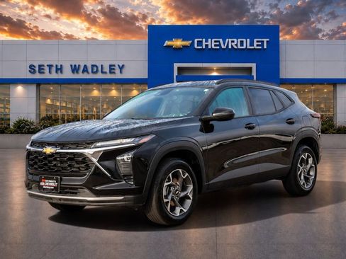 Used 2025 Chevrolet Trax LT FWD image 3