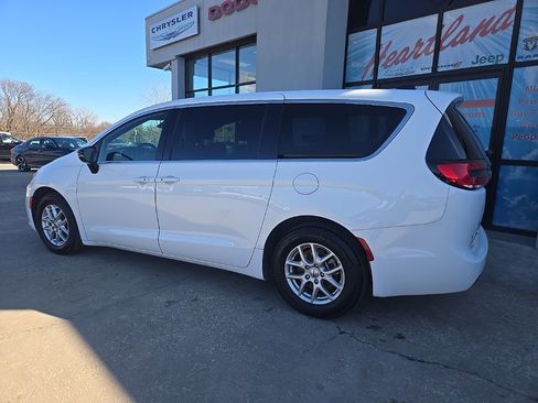 Used 2025 Chrysler Pacifica Select image 6