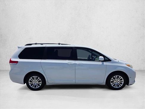 Used 2014 Toyota Sienna XLE FWD image 4